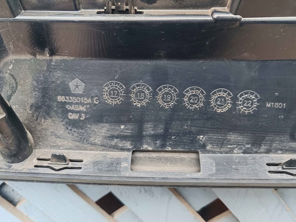 Moldura superior de máscara Dodge RAM 1500 2019 - 2026 - Imagen 7