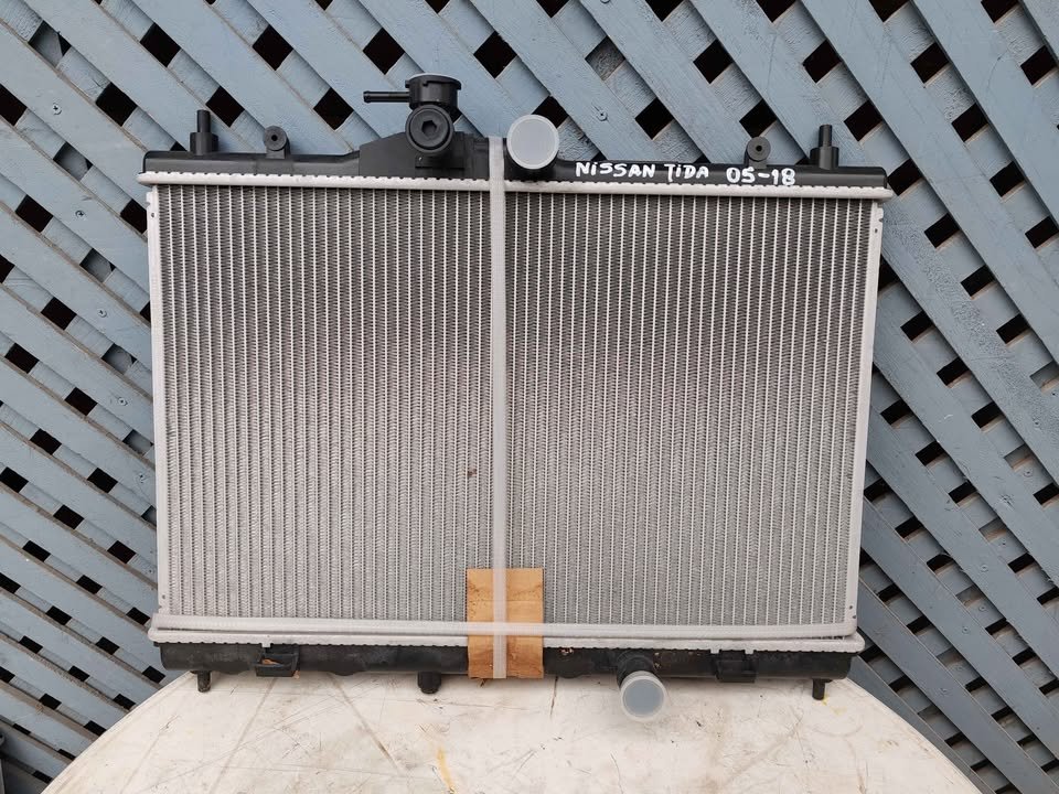 Radiador de agua Nissan Tiida 2005 - 2018