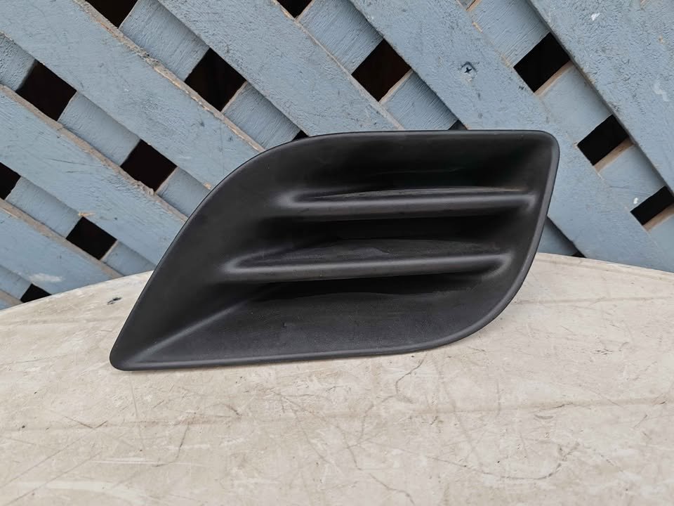 Tapa de neblinero derecho Nissan Versa 2012 - 2014