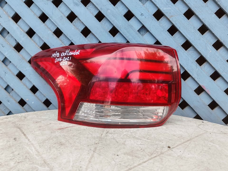 Foco trasero izquierdo Mitsubishi Outlander 2016 - 2021