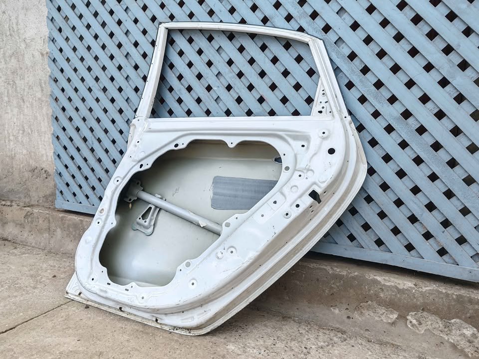 Puerta trasera derecha Hyundai i30 2013 - 2017 - Imagen 8