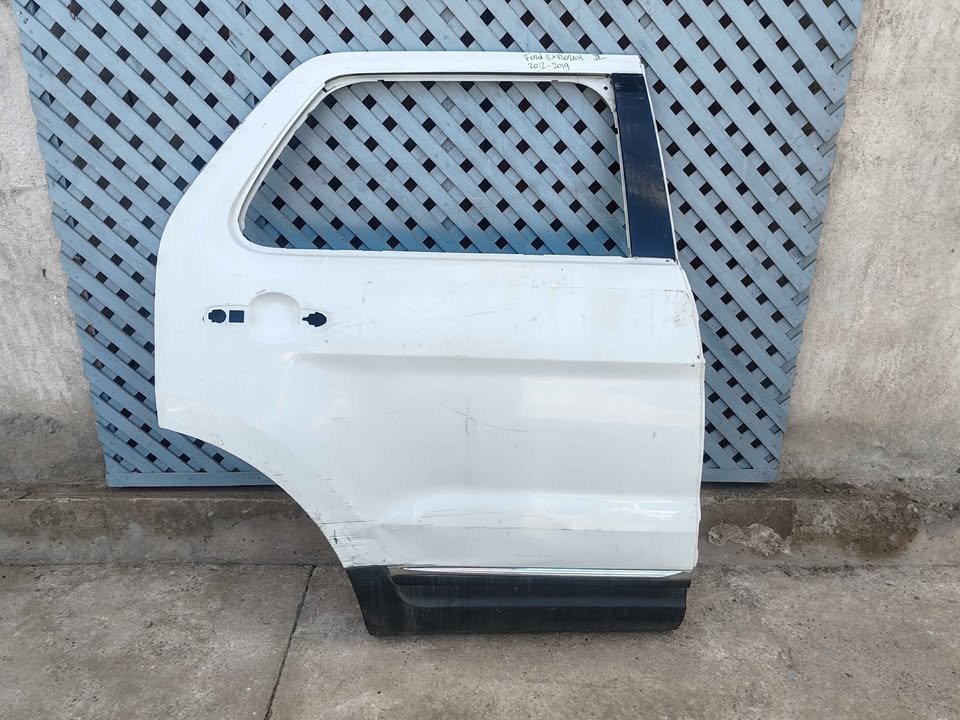 Puerta trasera derecha Ford Explorer 2012 - 2019 (III)